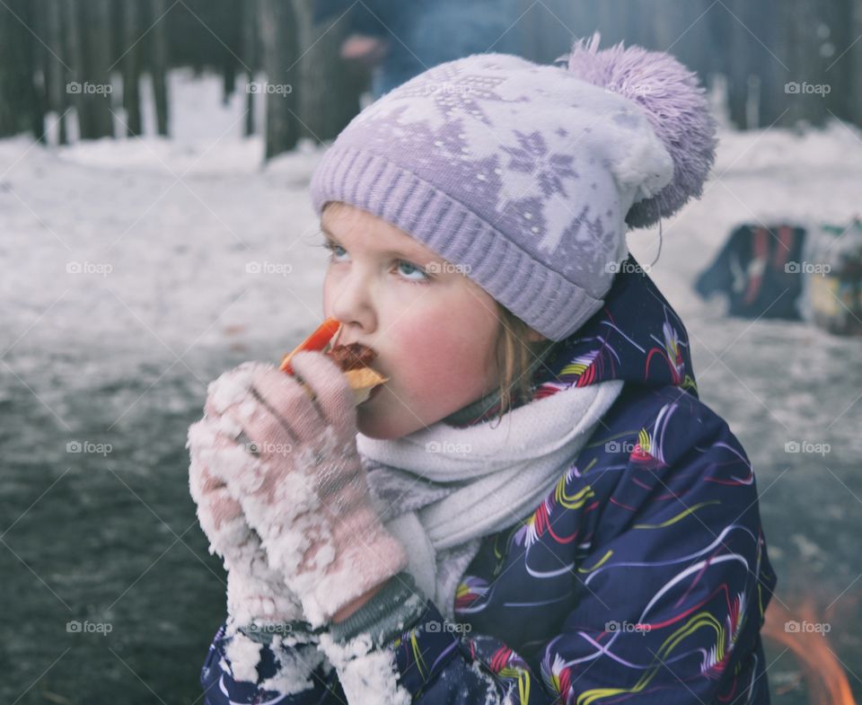 Kid eating food 