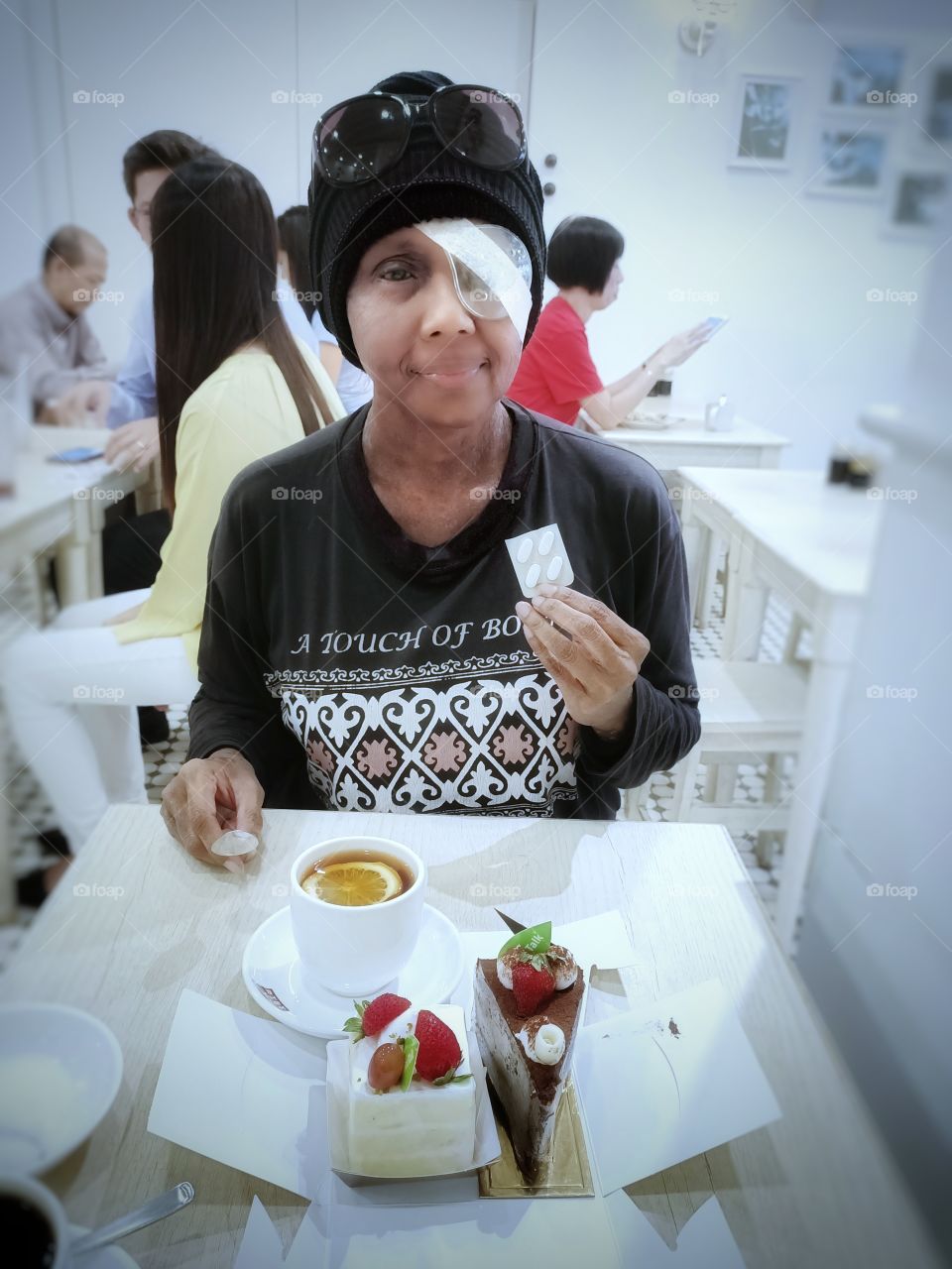 End of Summer? We have all year round summer in Singapore and oh yes some time it rains. Well, I celebrated my birthday in "Summer" and with a torn cornea as a present l.