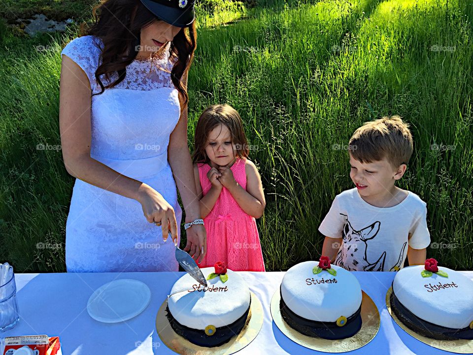 Students cut up the cake!