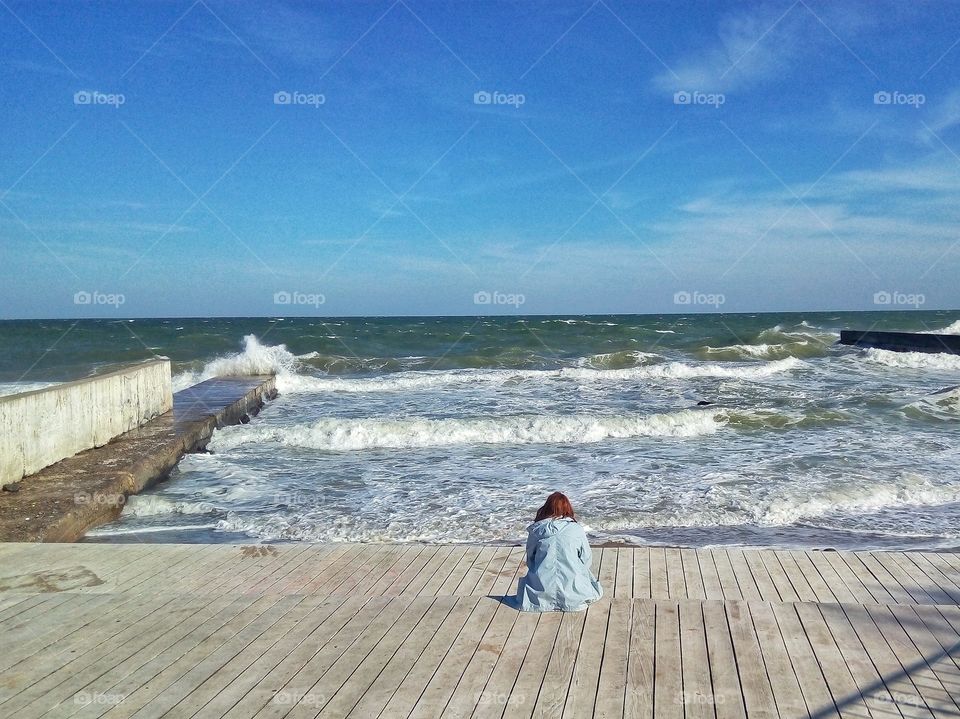 the girl looks at the sea девушка смотрит на море