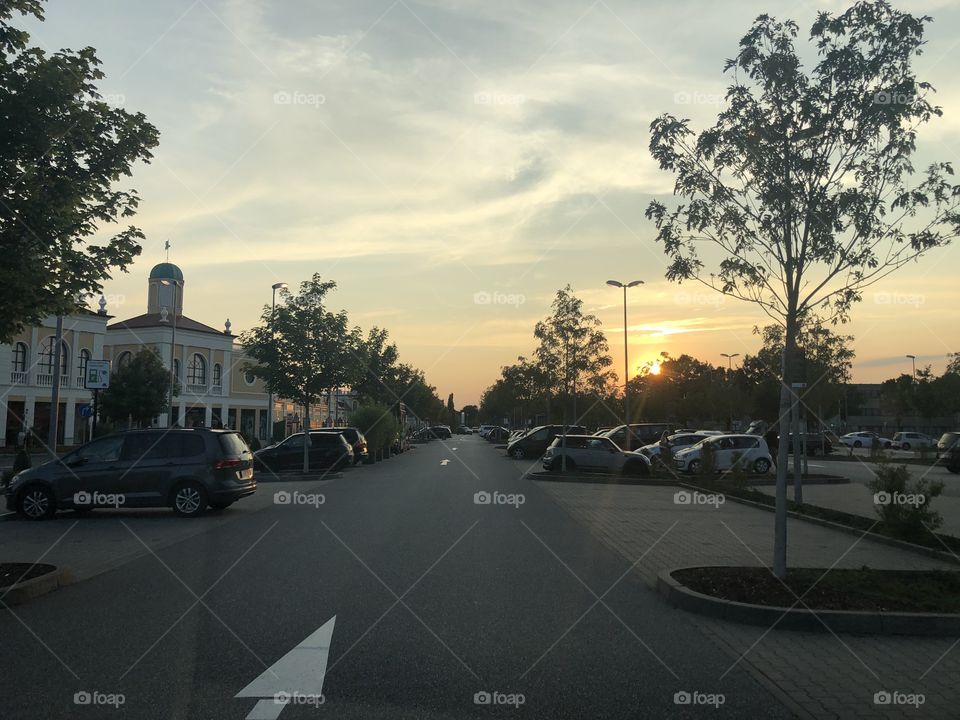 Straße des Outletcenters mit Sonnenuntergang 