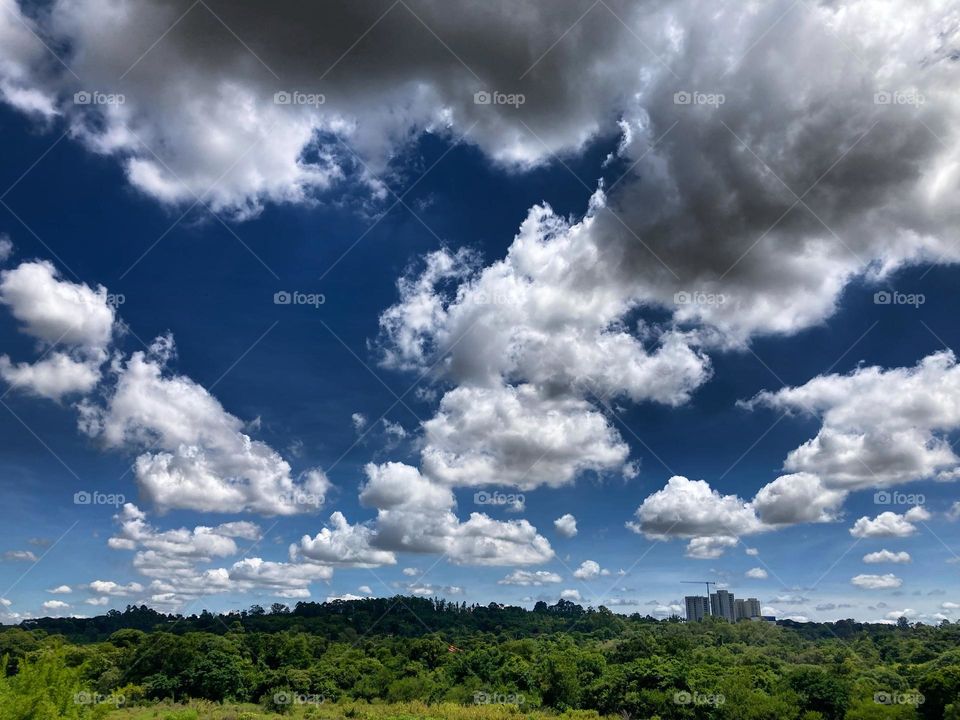 Nosso horizonte jundiaiense, que estava inteiro anil, já vê as primeiras nuvens…
Se vier chuva, que venha mansa e sem vento.