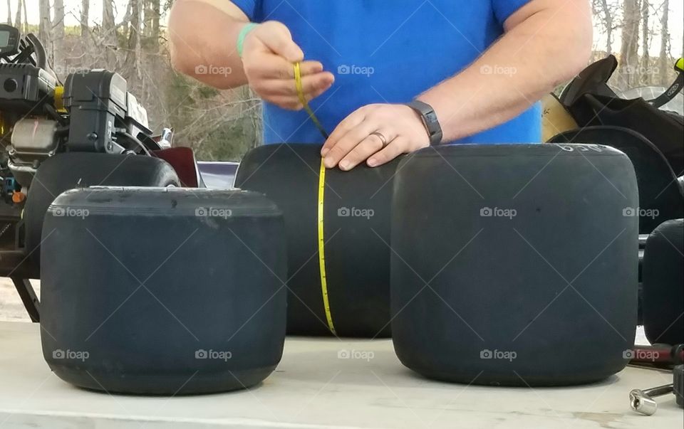 Measuring tires for race time