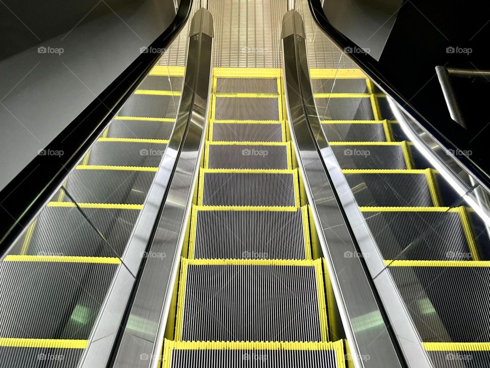 Rectangle steps at escalator 