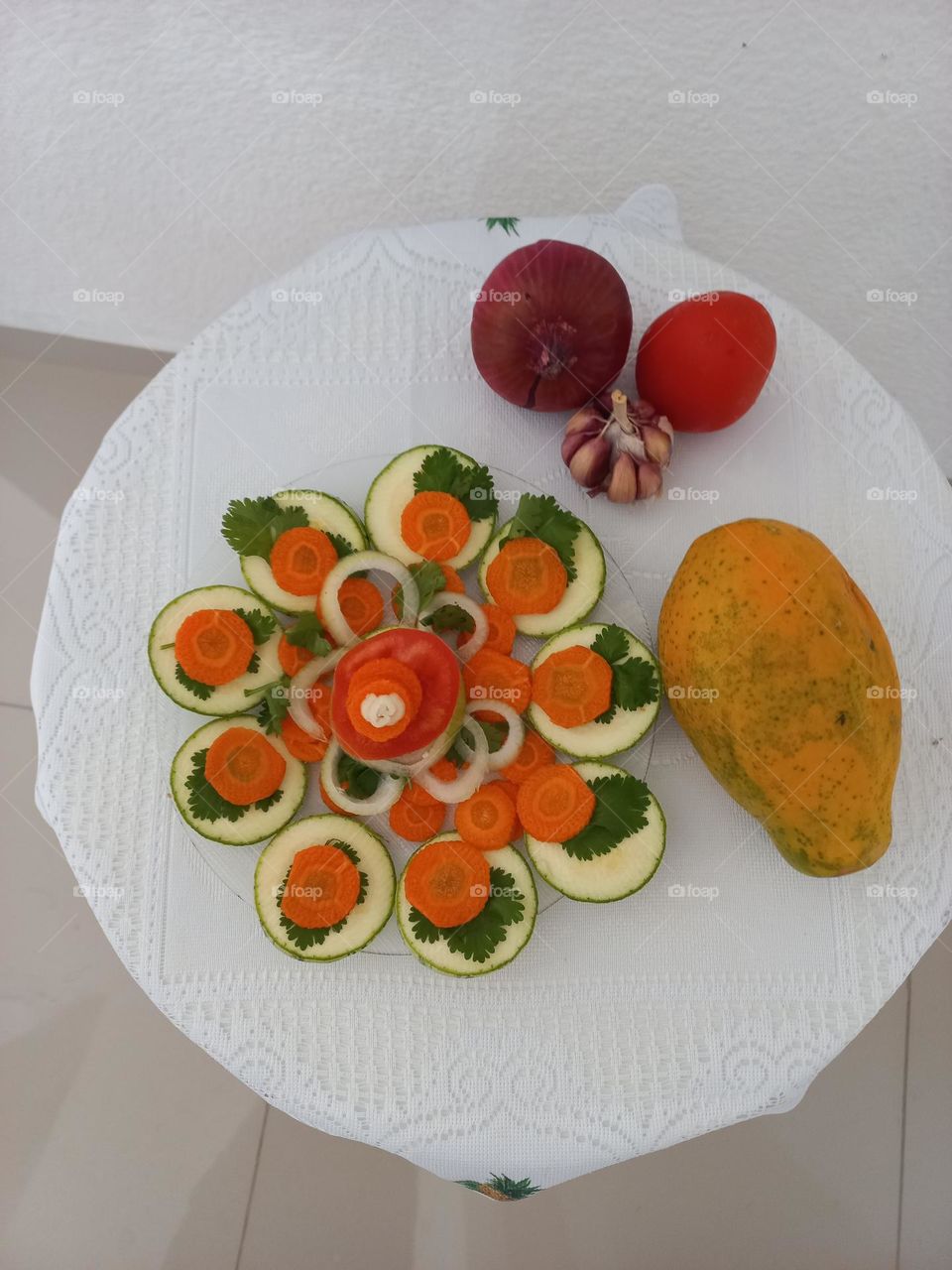 Salada de abobrinha com cenoura: Alimento de múltiplos benefícios para a nossa saúde:   rico em Betacaroteno, Vitamina A, C, cálcio, Fósforo e Ferro.