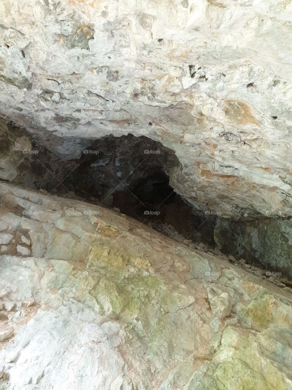 Die Höhle die ich heute gefunden habe.
sehr tiefes Loch im Felsen.