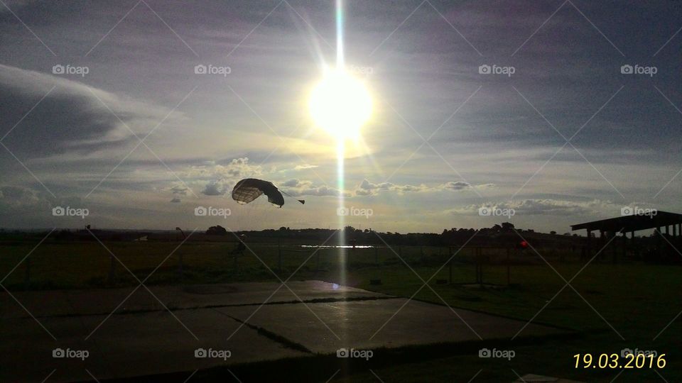 pôr do sol com descanso vendo pouso de paraquedistas na grams no fim de tarde no fim de semana