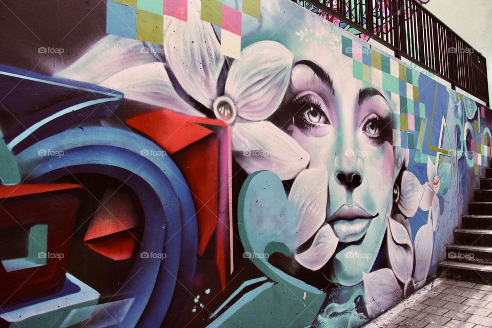 En la comuna 13 de Medellín se pueden admirar muchos murales, de diferentes artistas del lugar que inundan las calles de colores y talento 