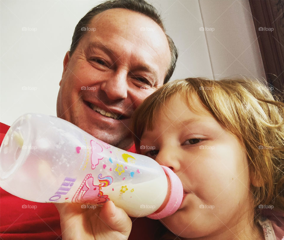 Sábado chuvoso?
Não há melhor coisa do que um filme na TV e uma… mamadeira!
Ô preguiça boa… e com a minha pequena ao lado, a vontade de sair de casa é zero.