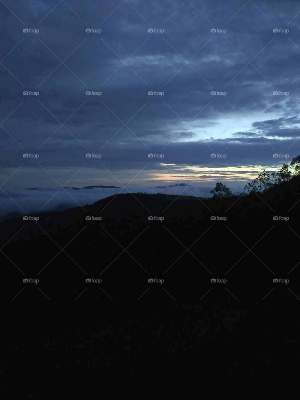 Dusk in the mountains, sea of fog