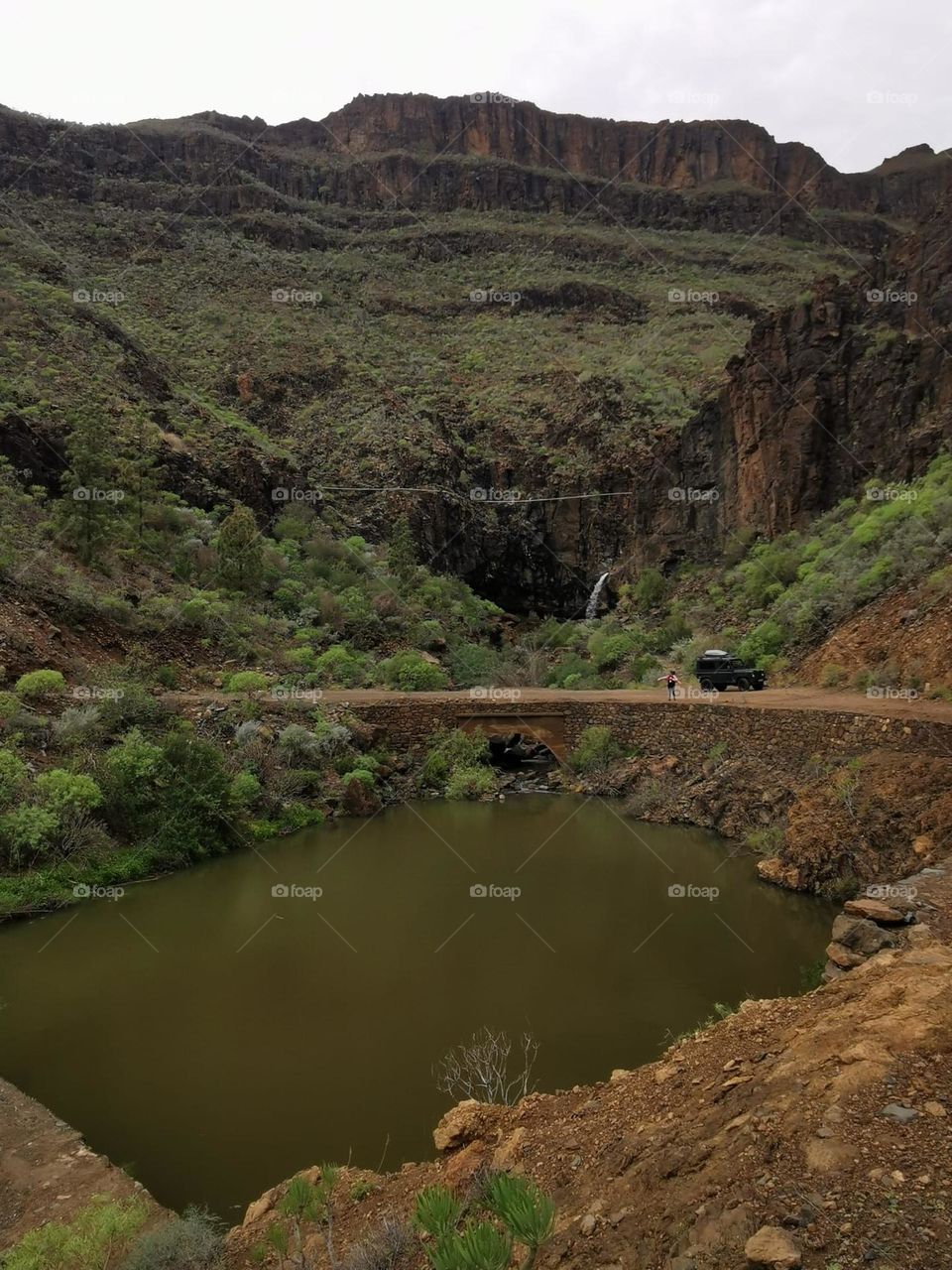 carretera de tierra solo entrada con land Rover defender y Presa