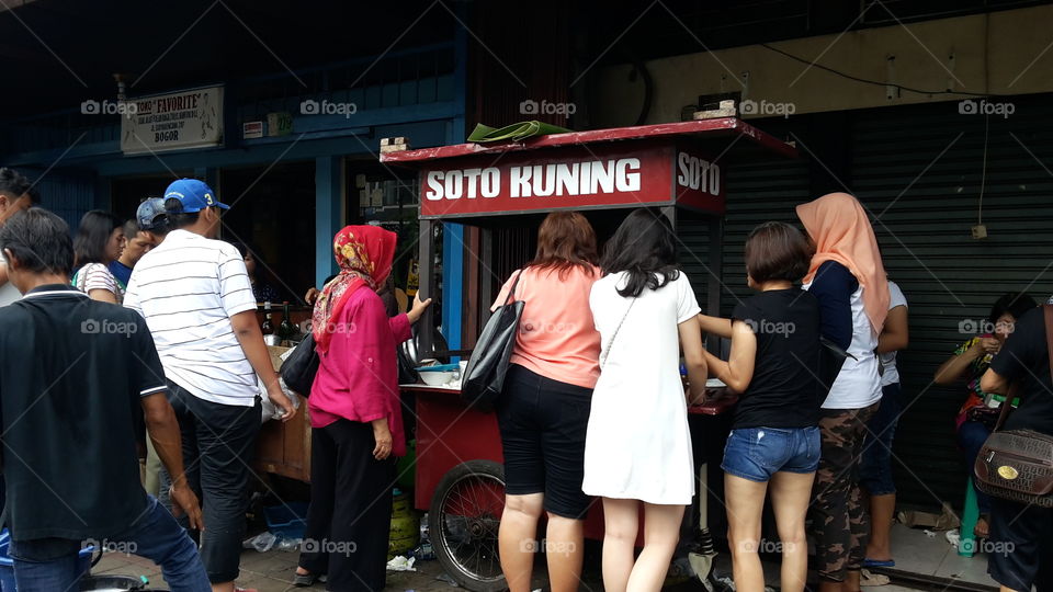Soto Kuning is so delicious, everyone is looking for it even though it is just food street.