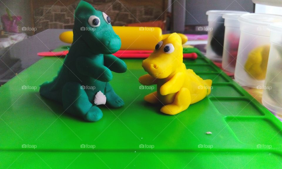 два пластилиновых динозавра