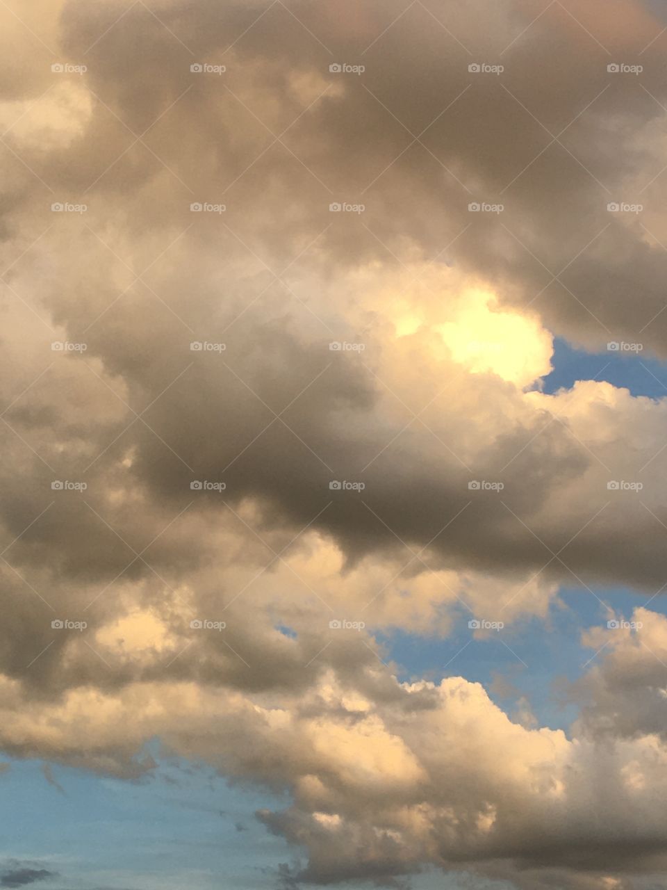 A Impressionante beleza das nuvens no entardecer de hoje: 19 horas, e o sol (dando adeus um pouco mais tarde) iluminando o horizonte mesmo estando debaixo desta massa no céu!