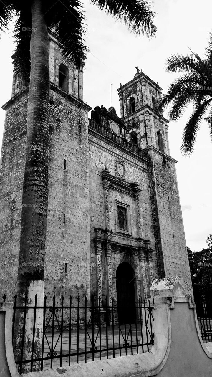 edificio antiguo mexicano en blanco y negro