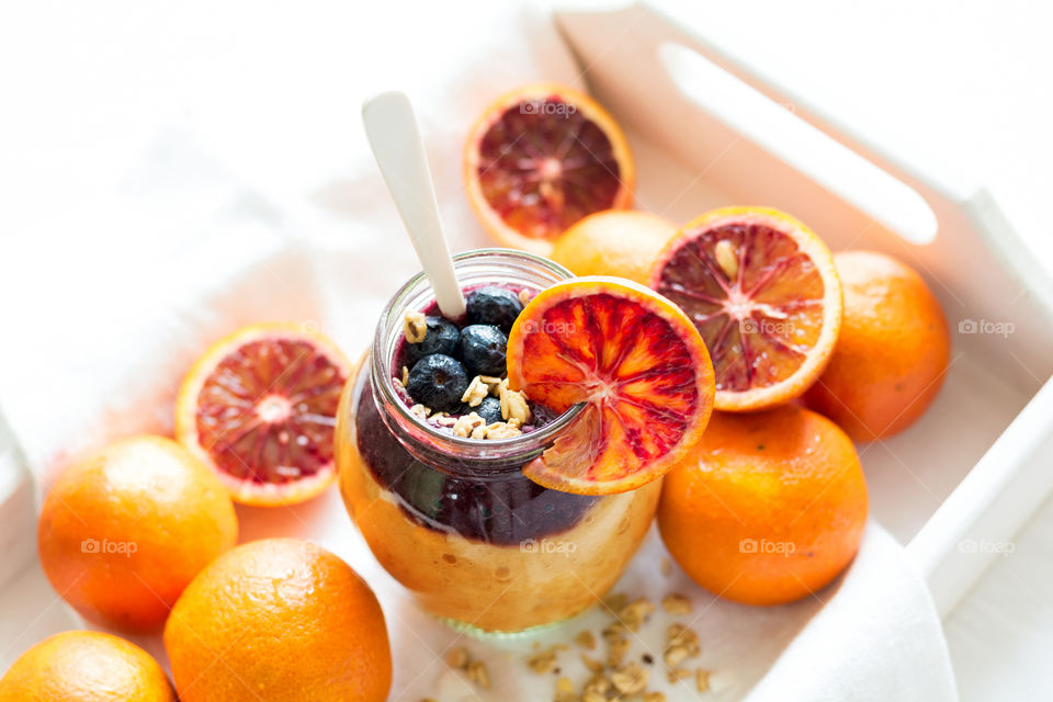 Smoothie with granola, blood orange and blueberry