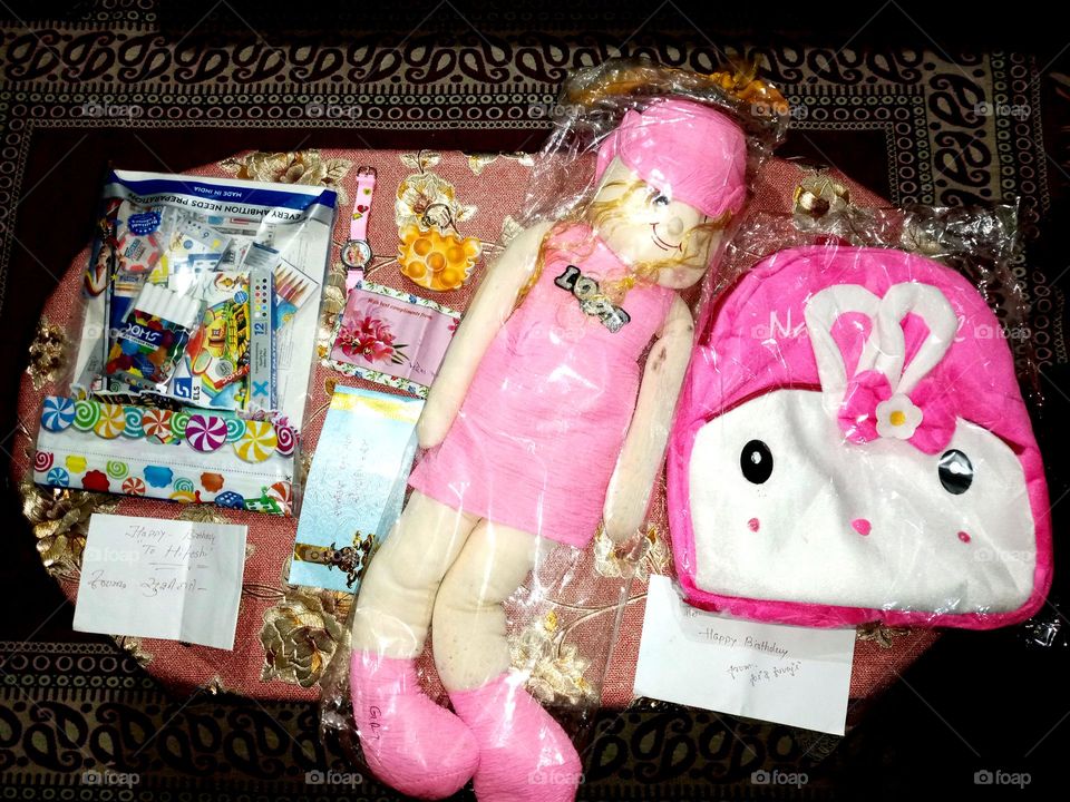 so nice and beautiful gift for little girl in birthday party Colorful gift like Dall ,beg, card pencil kit, so pretty