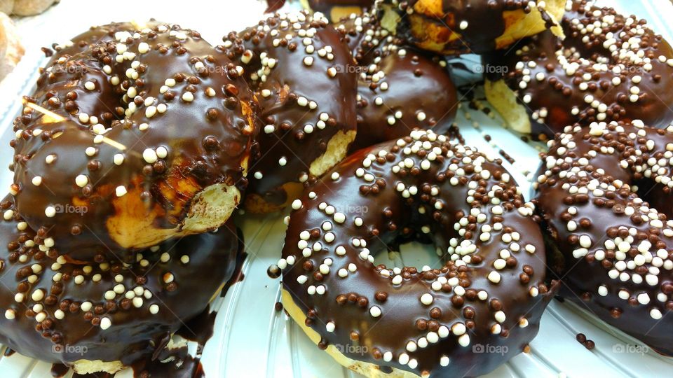 Bolos em formatos de biscoitos com coberturas de chocolate.