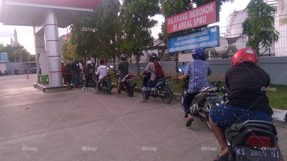 evening atmosphere at the car refueling station