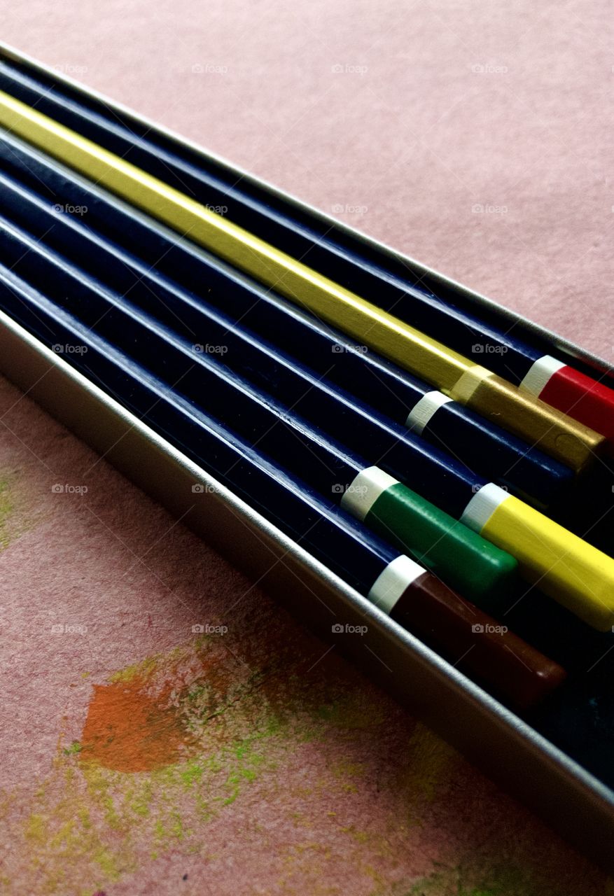Diagonal view of color pencils 
