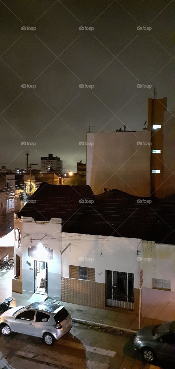 noite chuvosa com clarão