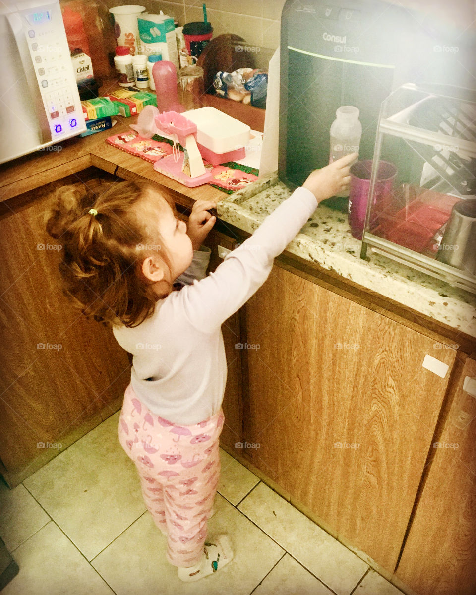 And when do you catch your daughter making the bottle yourself?  Empowerment, it seems, started early here! / E quando você flagra sua filha fazendo a mamadeira sozinha? O empoderamento, pelo visto, começou cedo por aqui!