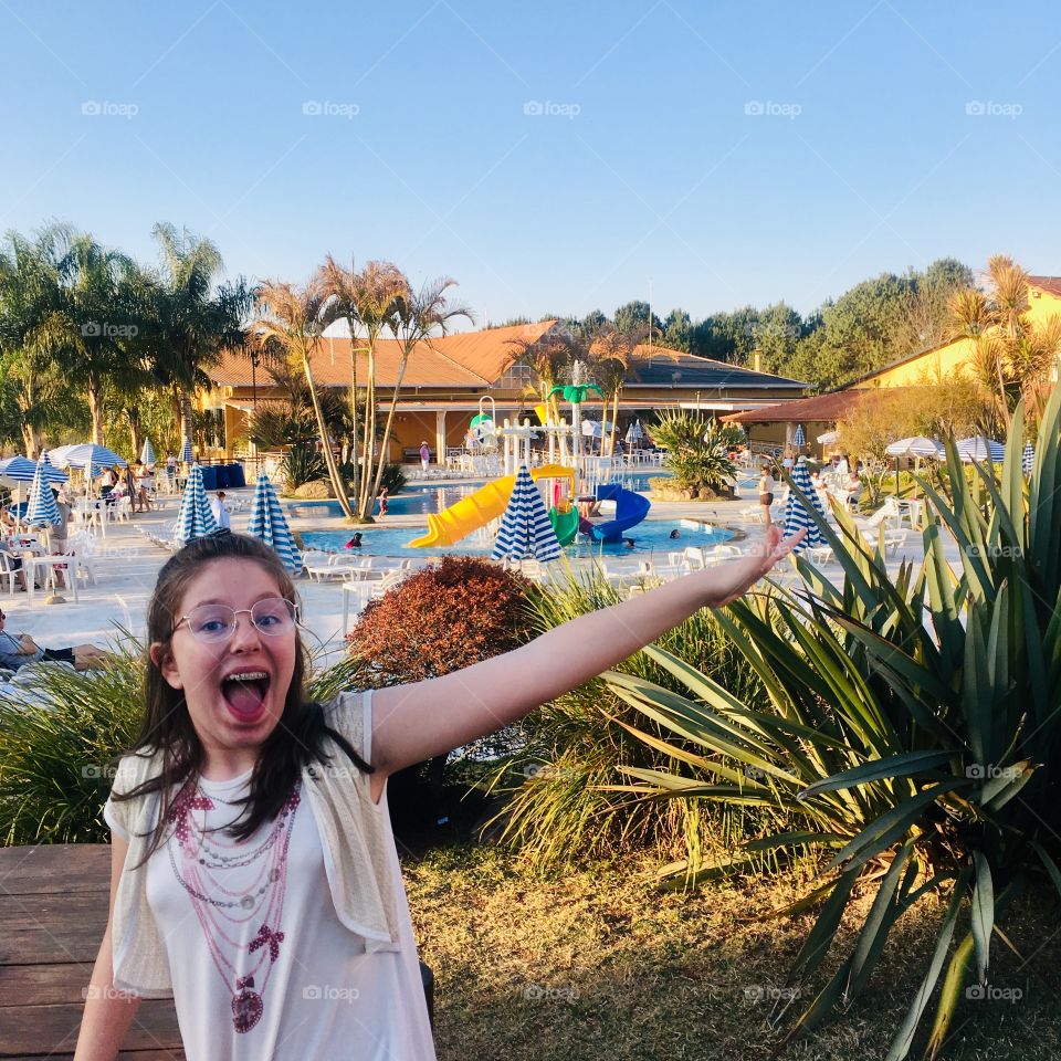 Passear sempre é muito bom! Vejam só a expressão de alegria da minha filha mais velha, a Marina, ao ver as piscinas. 