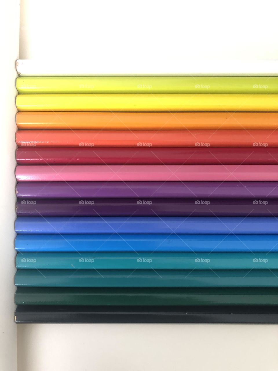 Colored pencils organized in a rainbow tone