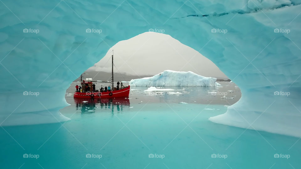 ship between iceberg