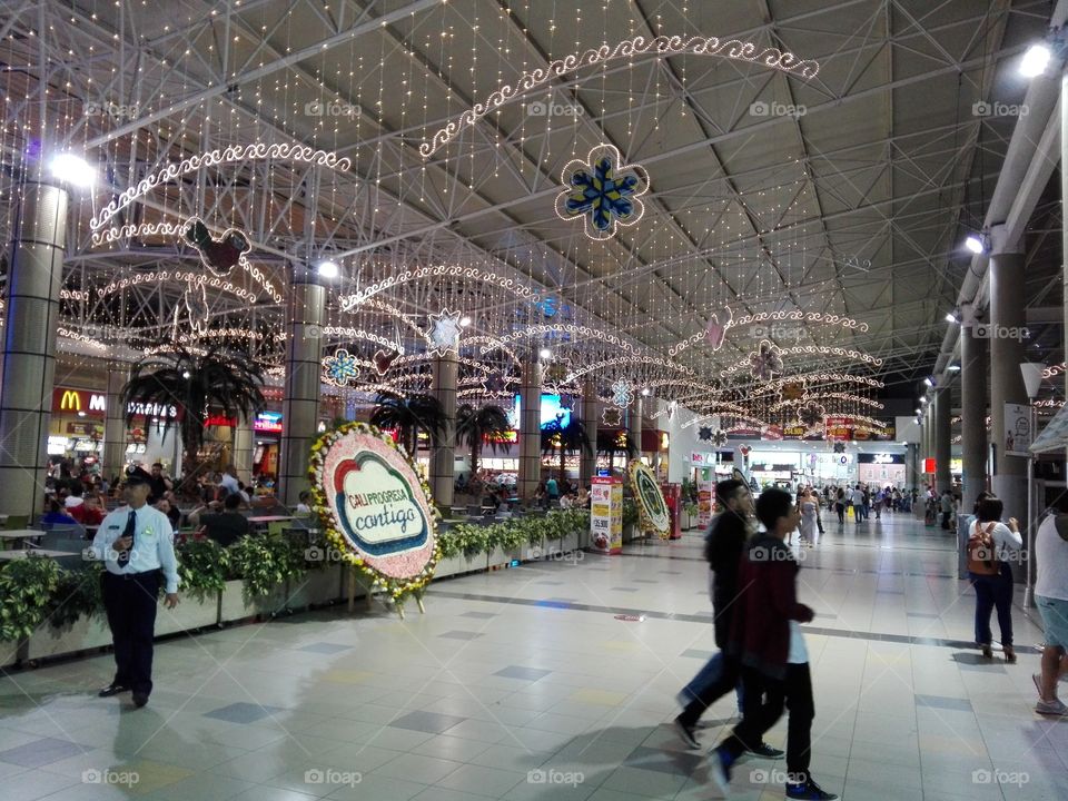 Centro comercial luces de Navidad personas