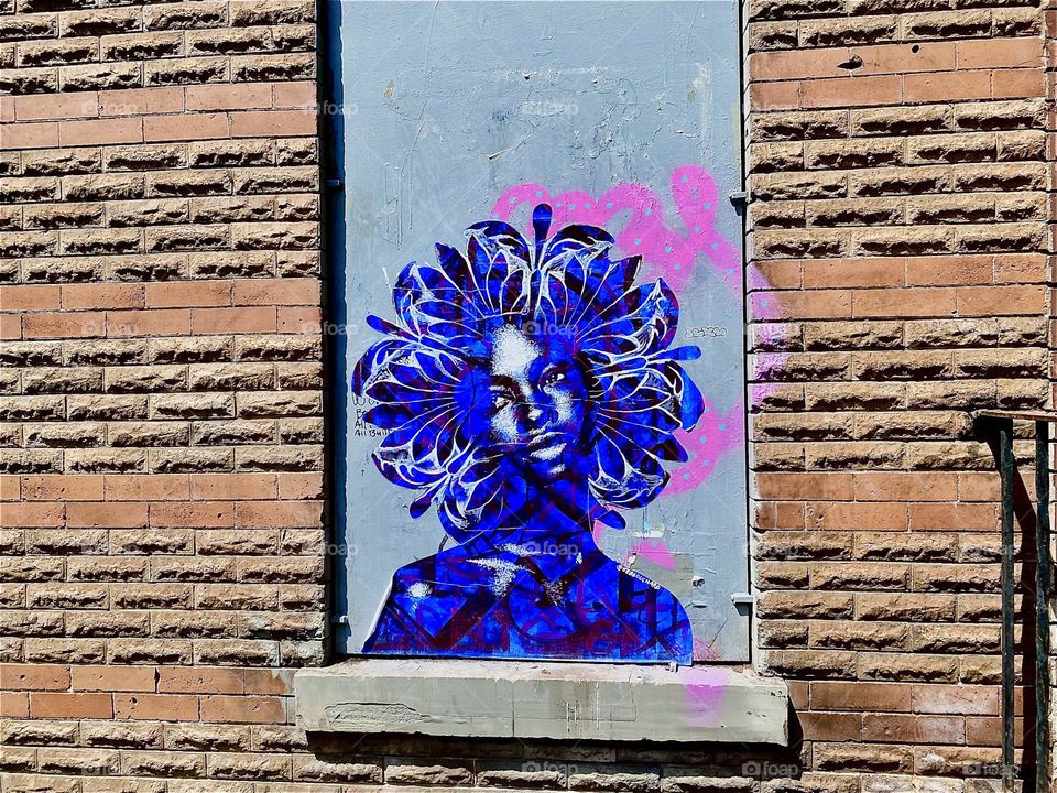 Next to our favorite stoop on „Waverly St“ off „Fulton St“ in „Clinton Hill“, Bklyn a brand new indigo work of art has appeared in the likeness of a beautiful young woman with a 1970s style large artful afro hairdo. 2023. Hypnotic Productions