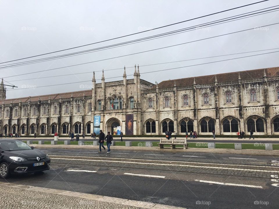 Mosteiro dos Jerónimos ou Mosteiro de Santa Maria de Belém é um mosteiro português da Ordem de São Jerónimo construído no século XVI. Onde está sepultado Fernando Pessoa e Vasco da Gama.