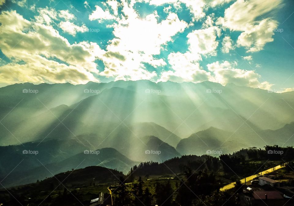 Sunshine over Mt. Fansipan in Sapa, Vietnam 🇻🇳
