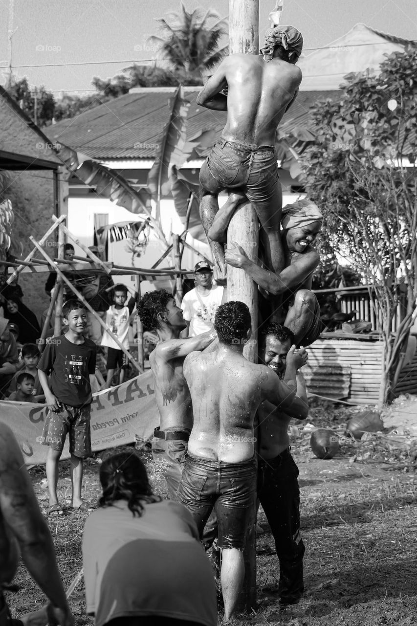 A pole climbing competition, with participants divided into groups. The competition is usually held to celebrate Indonesian Independence Day and has been going on since ancient times.