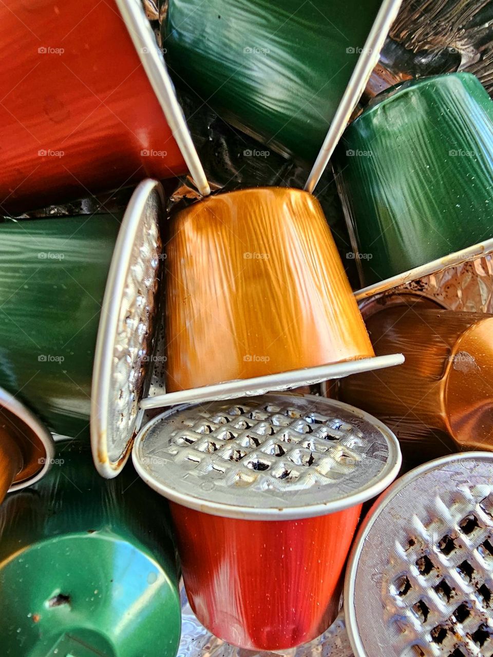 Coffee capsules in vibrant colors attract the eye, as do the fall colors