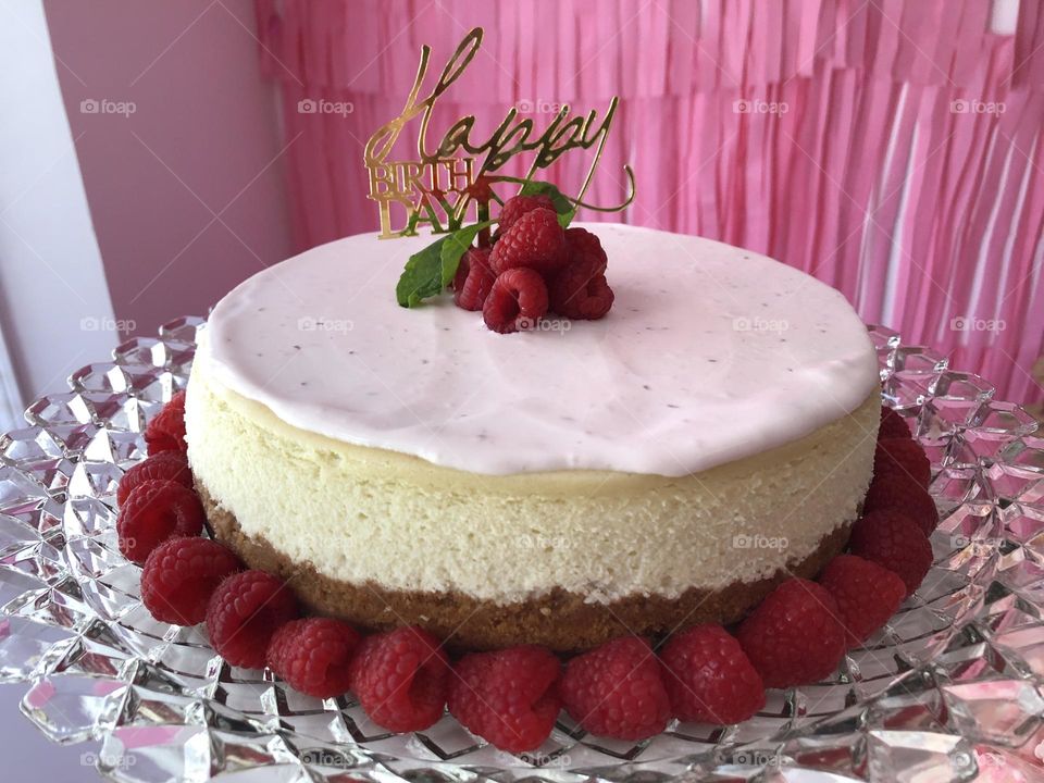 Cheesecake with raspberries 