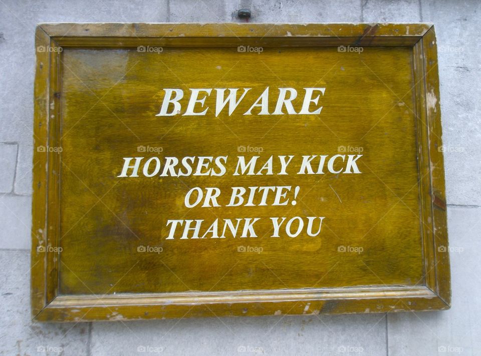 BEWARE SIGN OF THE ROYAL REGIMENT HORSES LONDON, ENGLAND