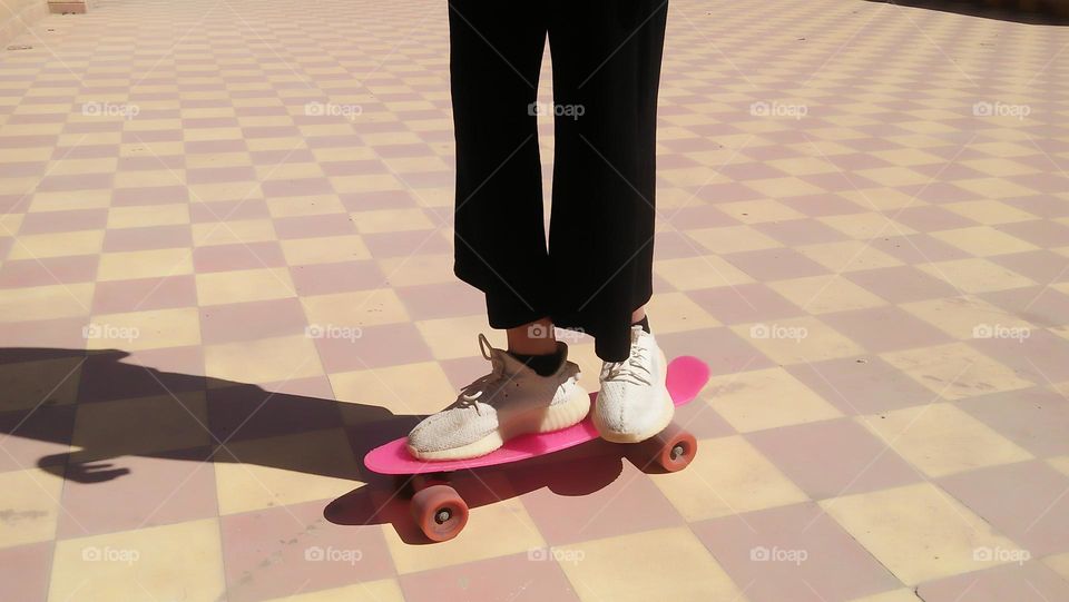 feet on skate board.