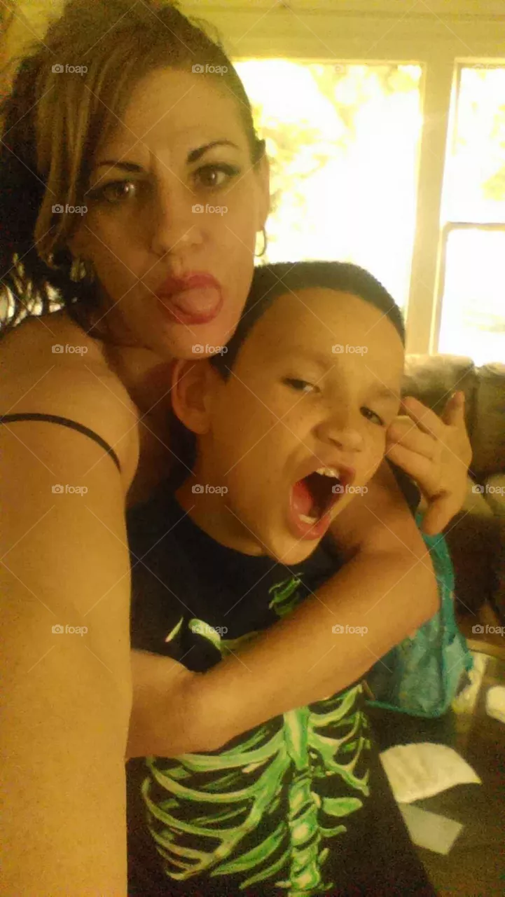👪