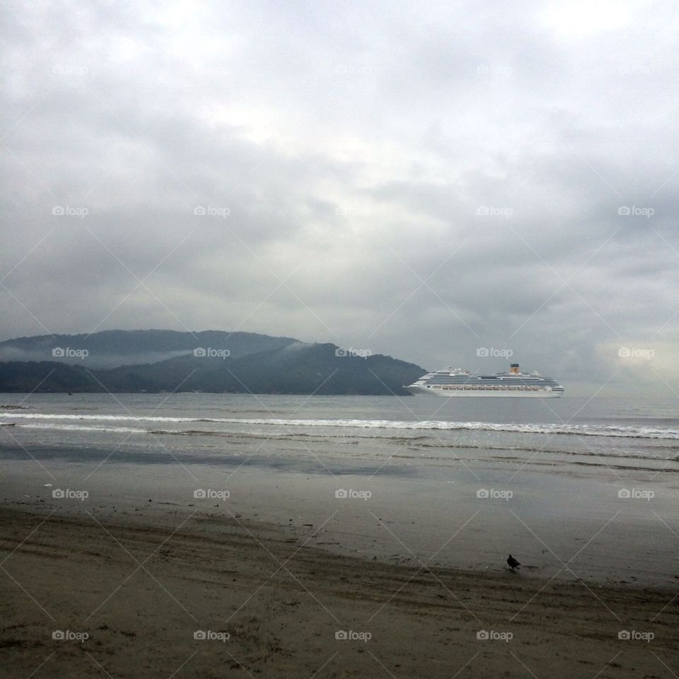 Um Navio de cruzeiro lá no fundo... aqui é a Praia do Embaré, em Santos-SP, nesse dia nublado. 
