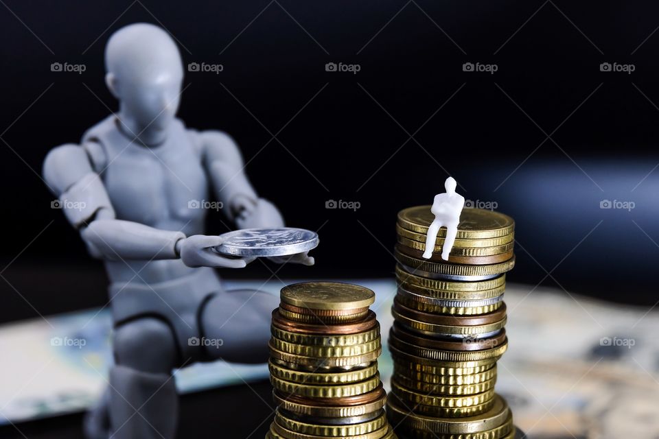 Robot serving money to man
