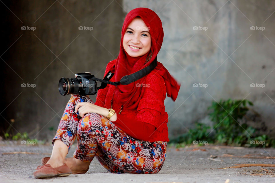 :: Cute Smile Holding a Camera ::