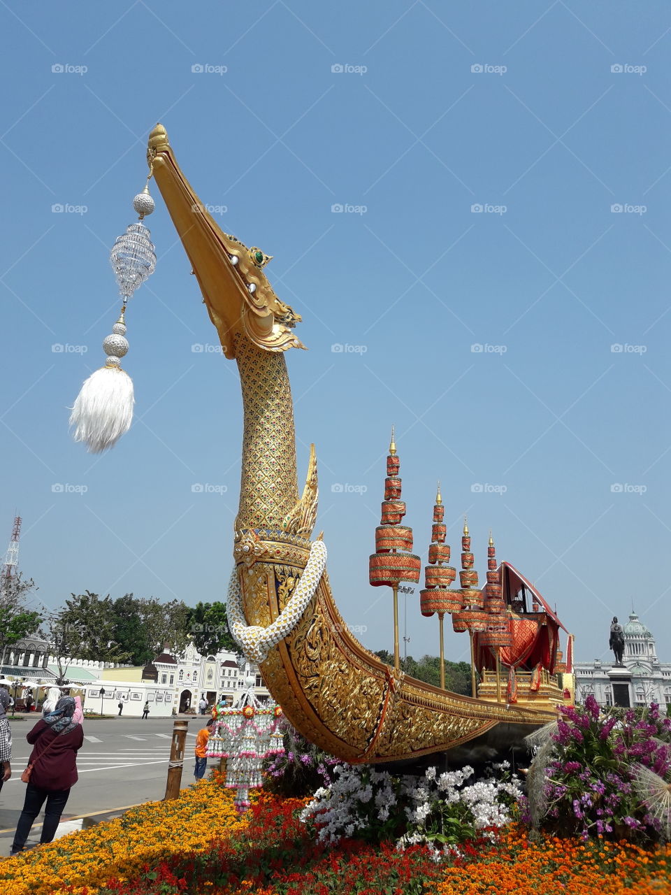 "Royal Barge Suphannahong Model"  simulated from real "Suphannahong Barge" which the length of the barge is 46.15 meters and the width at the beam 3.17 meters.The depth of the hull is 94 centimeters.