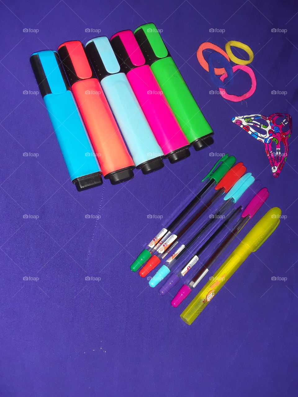 highlighter pen, colour pen, Hari clips and hair band in this picture. highlighter pen, colour pen very popular with students who use them to mark important parts of text for easier learning.
