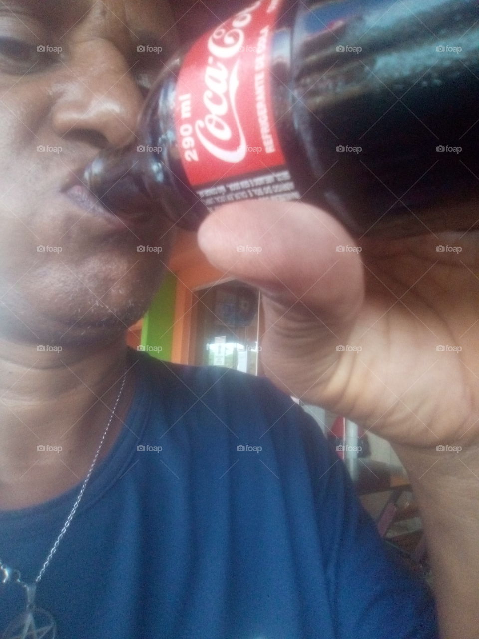 eu saboreando uma coca cola