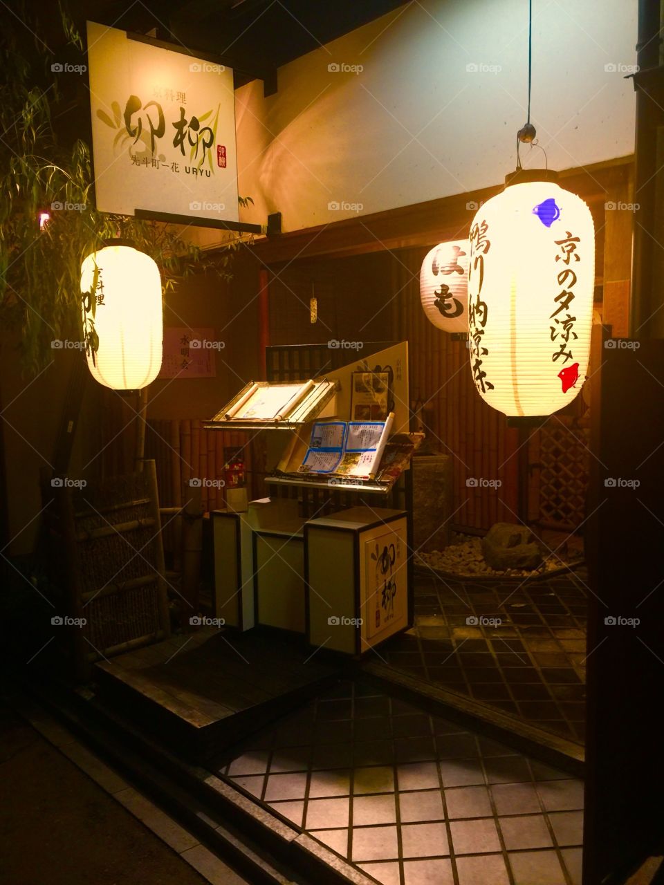 In the evening, the lights of Pontocho Alley create a lovely atmosphere for a walk.