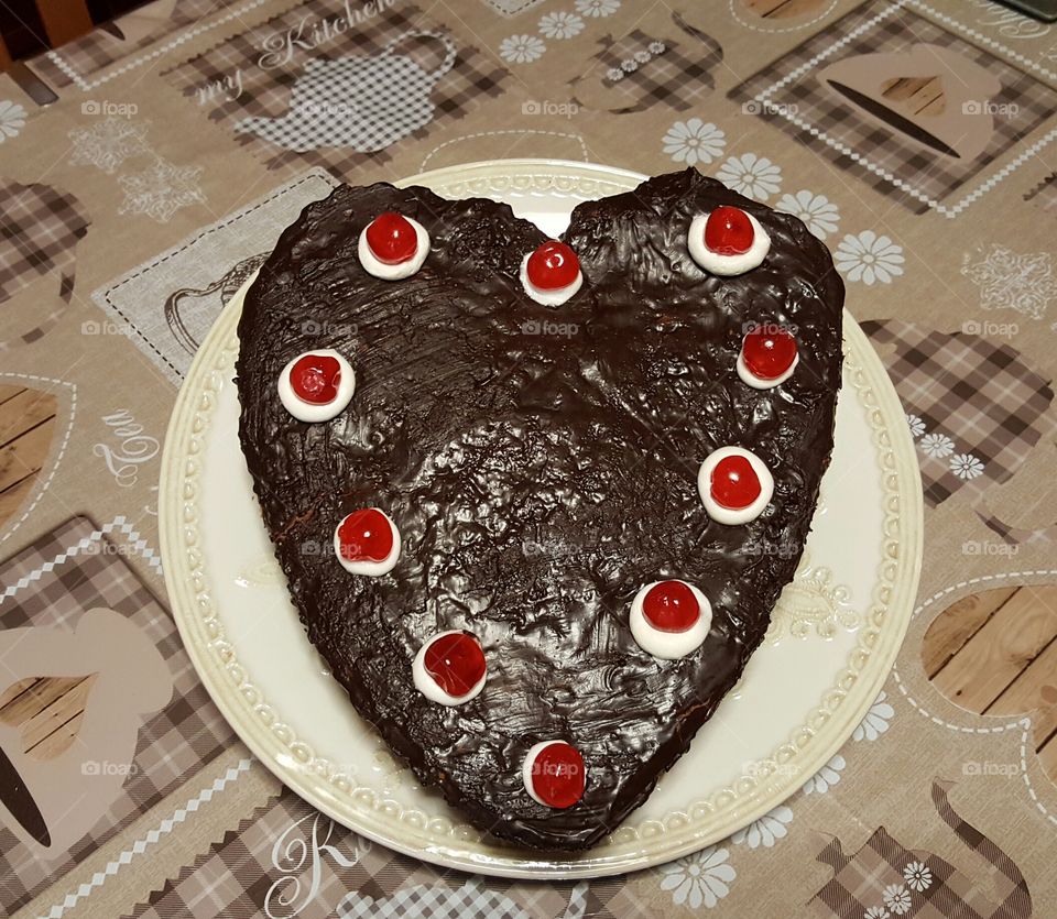 san valentino torta a forma di cuore con la glassa al cioccolato