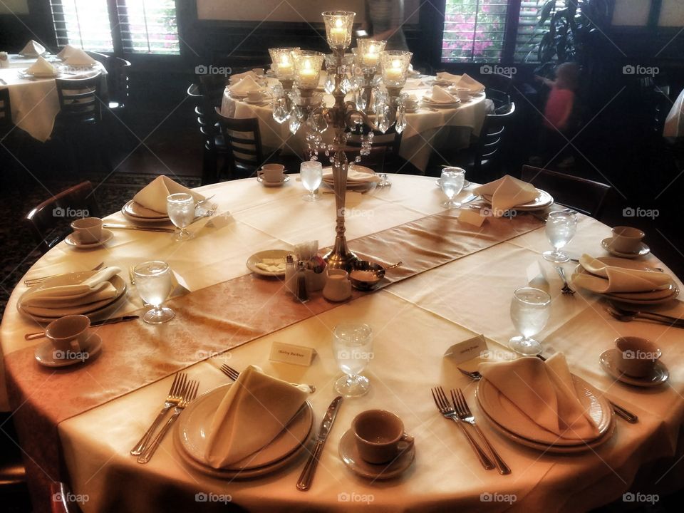 Eloquent and Luxurious Table Setting