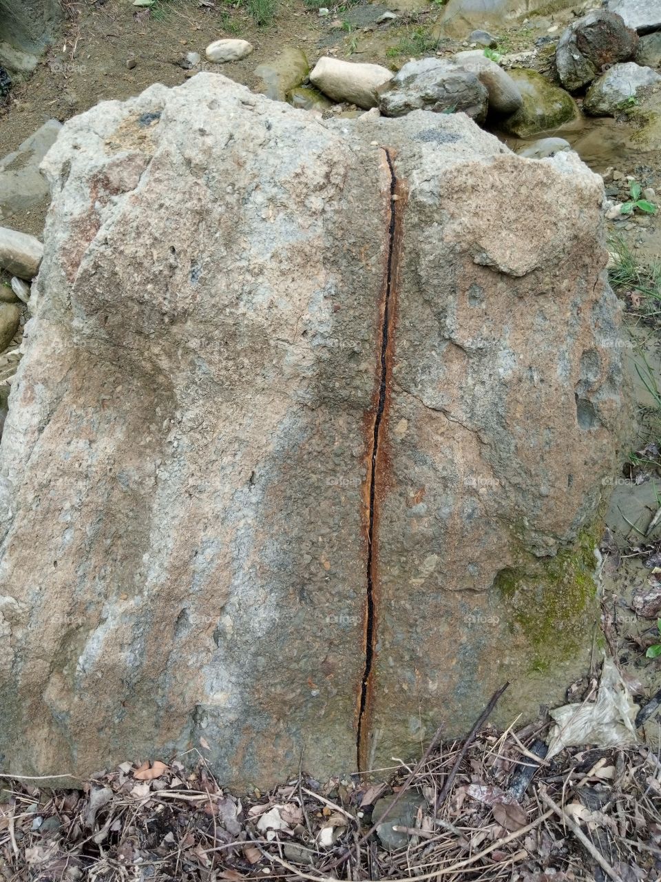 A big brown  line on a Big Stone 💔❤️💔💔🛣️