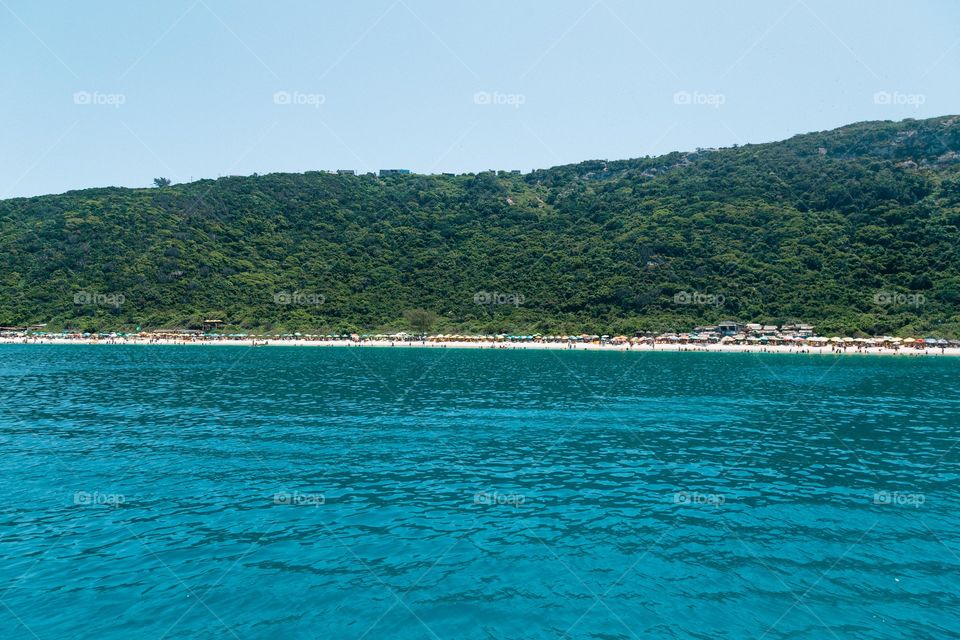 Praia com paisagem linda e fantástica no Brasil, na região do Lagos no Rio de Janeiro, em Arraial do Cabo. Uma ilha incrível de conhecer!